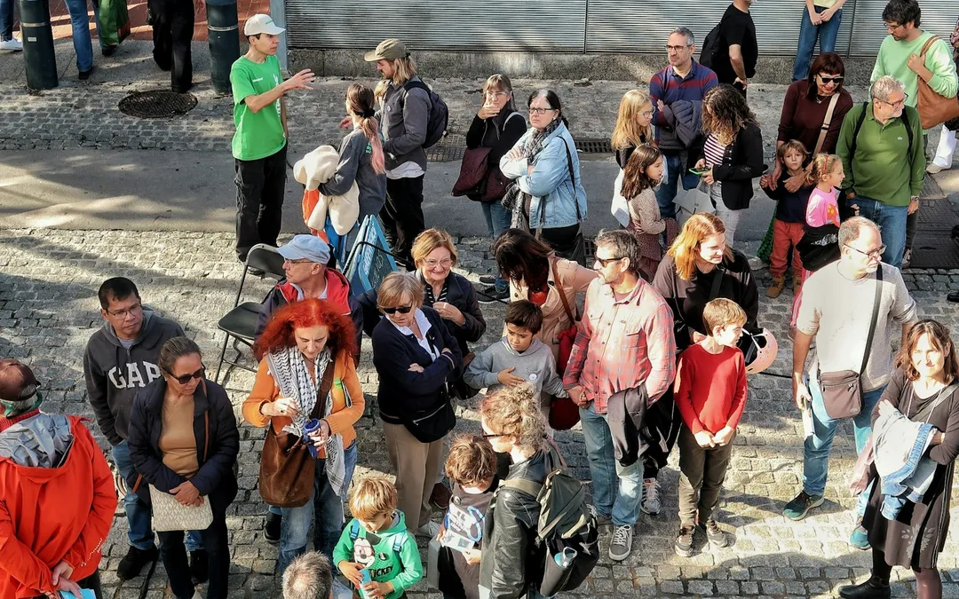 Personas recibiendo información durante una jornada comunitaria