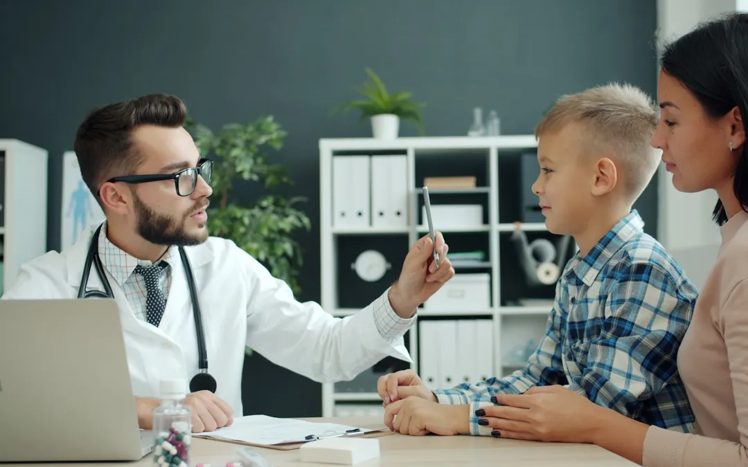 Profesional de salud conversando con una persona sobre su atención