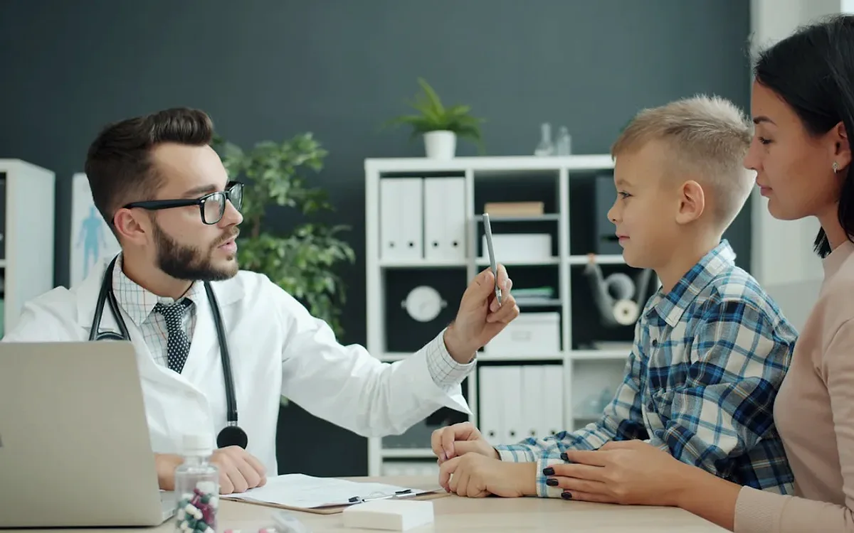 Madre y su hijo conversando con un profesional de salud
