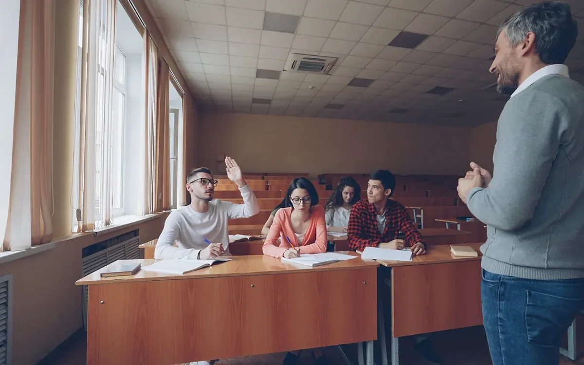 Grupo participando en una sesión educativa y haciendo preguntas