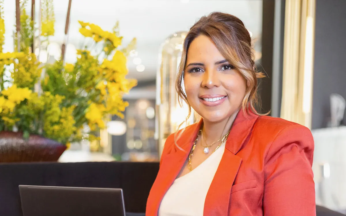 Ivana Lagonell en la oficina de Seguros Lagonell